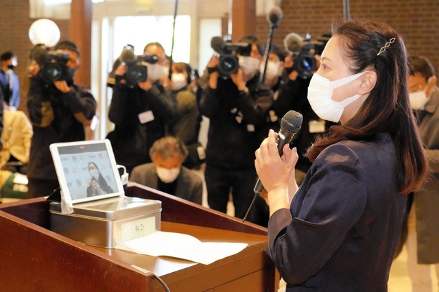 初登庁し、職員らに意気込みを述べる山崎晴恵市長＝１９日午前、宝塚市役所（撮影・大田将之）