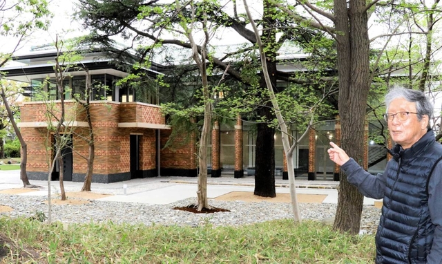 装飾タイルや瓦の色など甲子園会館との調和を大切に作られた「東館」＝西宮市戸崎町