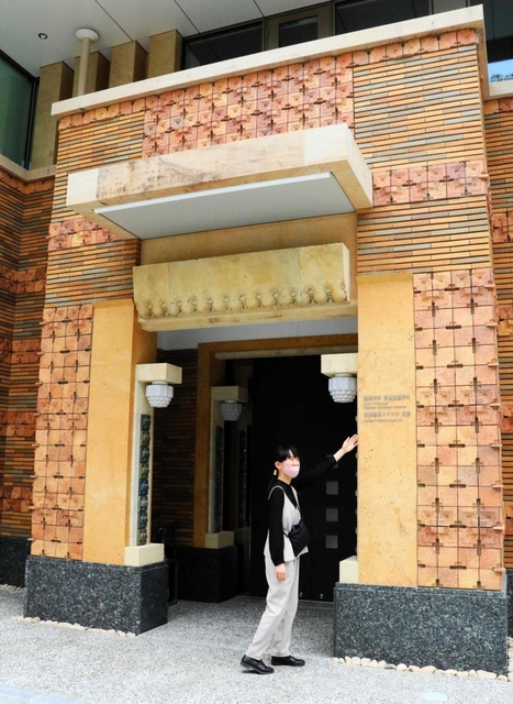 模様入りや複数の色で構成されるタイルが特徴的な東館入り口館＝西宮市戸崎町