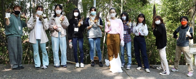 タケノコを手に笑顔の学生ら