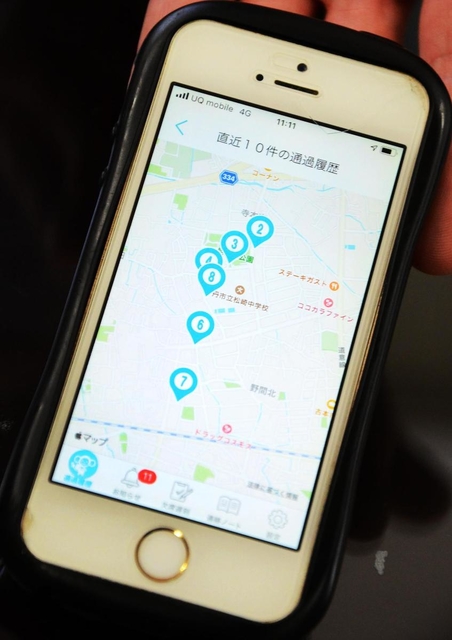 男性の父親が発信器を身に付けた状態で移動し、地図上に通過地点が記録されたスマートフォンの画面