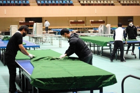 宝塚市長選の開票所を設営する市職員ら＝宝塚市小浜１、市立スポーツセンター総合体育館