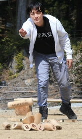 真剣なまなざしで練習する中さん＝川西市満願寺町