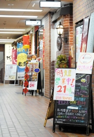 飲食店が並ぶ雑居ビルも人通りは少ない＝伊丹市中央１（撮影・大田将之）