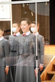 コロナ感染予防であいさつする新入生ら＝宝塚市武庫川町（宝塚音楽学校提供）