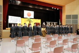 入学式で整列する新入生ら＝宝塚市武庫川町（宝塚音楽学校提供）