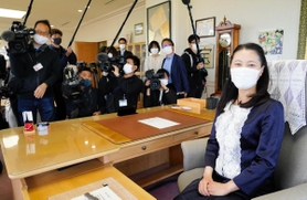 初めて市長席に座り、決意を新たにする山崎晴恵市長＝１９日午前、宝塚市役所（撮影・大田将之）