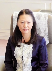 「新しい宝塚をつくる」と表情を引き締める山崎市長＝１９日午前、宝塚市役所（撮影・大田将之）