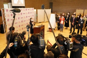 初登庁し、職員や報道陣を前に意気込みを述べる山崎晴恵市長＝１９日午前、宝塚市役所（撮影・大田将之）