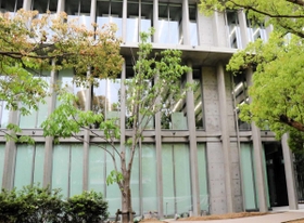 甲子園会館の「文法」を引き継ぎつつ現代的な様式で立てられた西館＝西宮市戸崎町