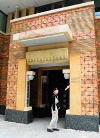 模様入りや複数の色で構成されるタイルが特徴的な東館入り口館＝西宮市戸崎町