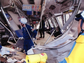 原形をとどめないほどにゆがんだ車内。衝突の激しさを物語る（神戸市消防局提供）、尼崎市久々知３