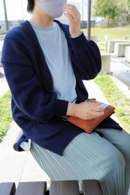 生き残った罪悪感と向き合ってきた１６年について語る負傷者のＡさん＝西宮市内
