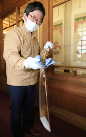刀工によって、鞘から抜かれた宝刀「鬼切丸」＝川西市多田院多田所町、多田神社