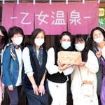 リボンアールのメンバーら＝大阪市東淀川区淡路４、昭和湯（リボンアール提供）
