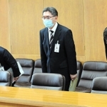 謝罪する宝塚市立病院の島廣弘二経営統括部長ら（左から２人目）＝宝塚市役所