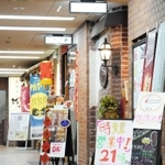 飲食店が並ぶ雑居ビルも人通りは少ない＝伊丹市中央１（撮影・大田将之）