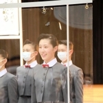 コロナ感染予防であいさつする新入生ら＝宝塚市武庫川町（宝塚音楽学校提供）