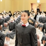 新入生徒紹介で名前を呼ばれ、立ち上がって会釈をする落石のの子さん＝宝塚市武庫川町（宝塚音楽学校提供）