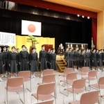 入学式で整列する新入生ら＝宝塚市武庫川町（宝塚音楽学校提供）