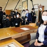 初めて市長席に座り、決意を新たにする山崎晴恵市長＝１９日午前、宝塚市役所（撮影・大田将之）