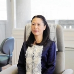 初めて市長席に座り、引き締まった表情を見せる山崎晴恵市長＝１９日午前、宝塚市役所（撮影・大田将之）