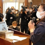 初登庁し、職員らに意気込みを述べる山崎晴恵市長＝１９日午前、宝塚市役所（撮影・大田将之）