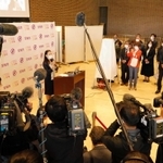 初登庁し、職員や報道陣を前に意気込みを述べる山崎晴恵市長＝１９日午前、宝塚市役所（撮影・大田将之）