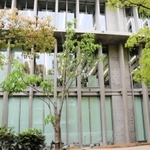 甲子園会館の「文法」を引き継ぎつつ現代的な様式で立てられた西館＝西宮市戸崎町