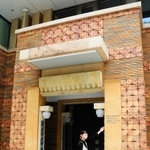 模様入りや複数の色で構成されるタイルが特徴的な東館入り口館＝西宮市戸崎町