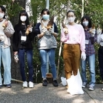 タケノコを手に笑顔の学生ら