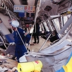 原形をとどめないほどにゆがんだ車内。衝突の激しさを物語る（神戸市消防局提供）、尼崎市久々知３
