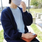 生き残った罪悪感と向き合ってきた１６年について語る負傷者のＡさん＝西宮市内