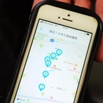 男性の父親が発信器を身に付けた状態で移動し、地図上に通過地点が記録されたスマートフォンの画面
