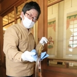 刀工によって、鞘から抜かれた宝刀「鬼切丸」＝川西市多田院多田所町、多田神社