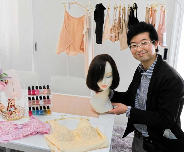 乳がんの闘病中や術後に快適に過ごせる下着の専門店をオープンした小谷和也さん＝西宮市戸田町