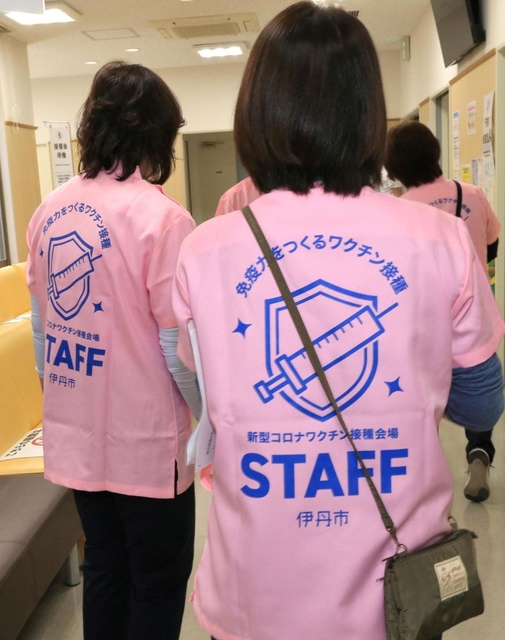 そろいのシャツを着て対応するスタッフ＝伊丹市昆陽池２、阪神北広域こども急病センター（撮影・斎藤雅志）