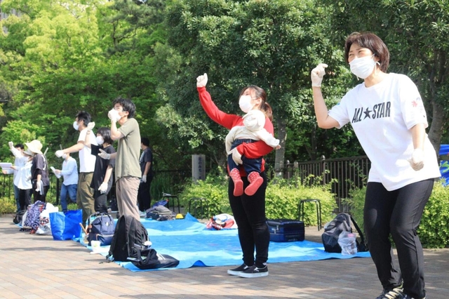 原発や非正規労働をテーマにしたミュージカルのリハーサルをする団員＝宝塚市武庫川町、さくら橋公園