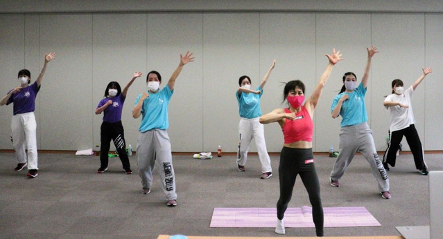 パソコンのカメラに向かって踊るエアロビックダンス部の指導者と部員ら＝武庫川女子大学