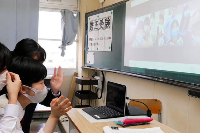 画面越しに台湾の生徒と英語で話をする宝塚西高校の生徒＝宝塚市ゆずり葉台１