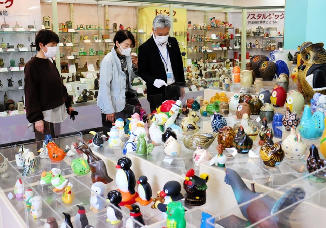 世界中の鳥の貯金箱が並ぶ＝尼崎市西本町北通３、尼崎信用金庫世界の貯金箱博物館