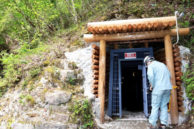 木を鳥居の形に組んだ「青木間歩」の入り口＝猪名川町銀山