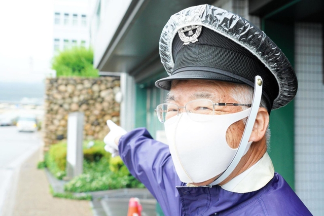 石垣から歩道に落ちてくる小ガモを発見した藤井隆英さん＝芦屋市精道町（藤井さん提供）