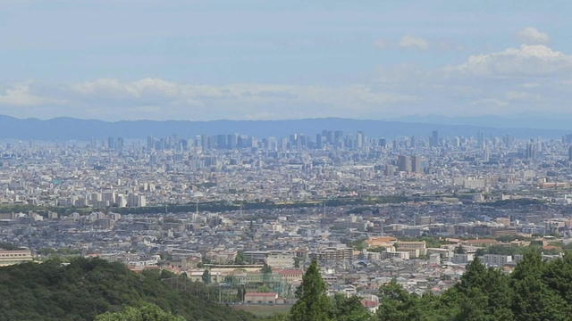 阪神間を一望できる境内。南北朝時代から城郭機能を備えて陣所にもなったという＝西宮市甲山町