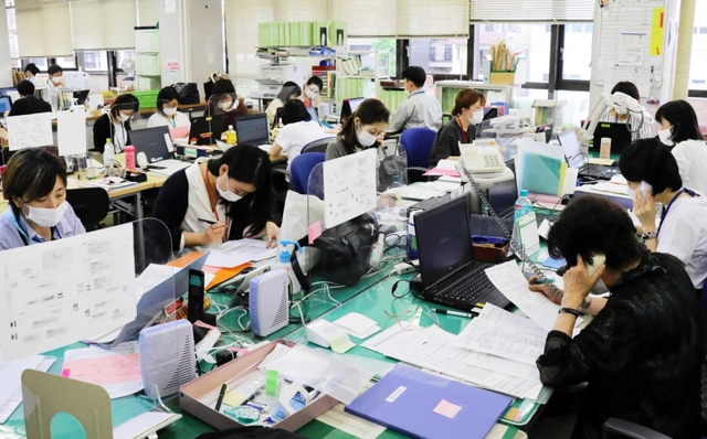 西宮市保健所２階。個人やクラスター（感染者集団）の調査に忙しい＝西宮市江上町