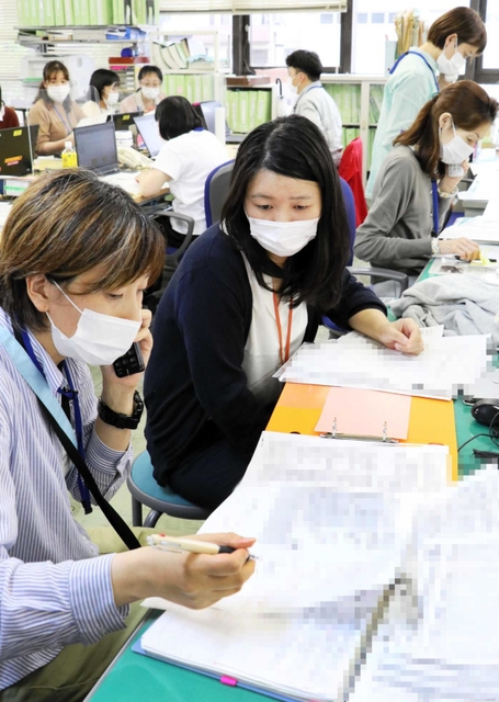 患者に聞き取りをする保健師ら（写真の一部を加工しています）＝西宮市江上町