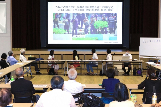 ミャンマー国内での国軍による弾圧の様子を伝える映像を見る参加者＝尼崎市長洲中通１、市立小田南生涯学習プラザ