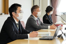芦屋市のパワハラ問題について、再調査結果を説明する第三者委の弁護士＝７日午後、芦屋市精道町、芦屋市役所