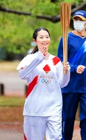 聖火を持って走る梅谷星菜さん（本人提供）