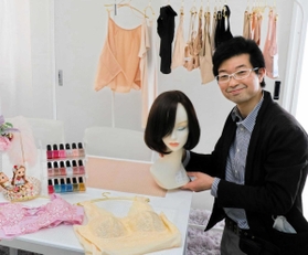 乳がんの闘病中や術後に快適に過ごせる下着の専門店をオープンした小谷和也さん＝西宮市戸田町